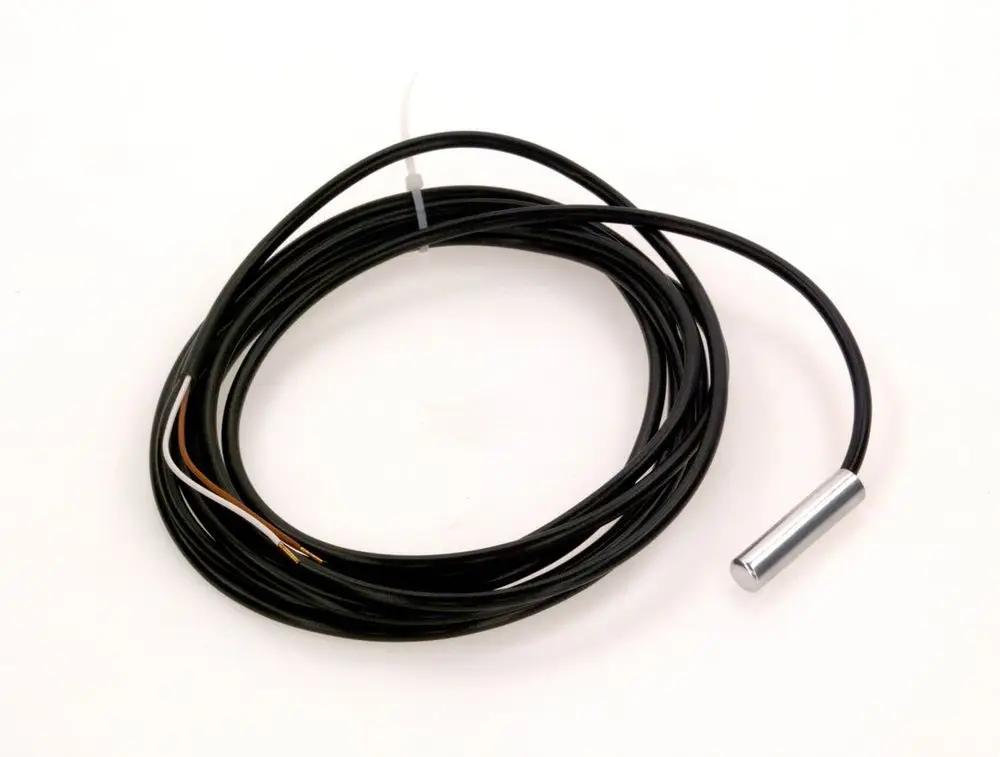 Temperaturfühler mit schwarzem Kabel und einem Metallgehäuse an einem Ende. Gezeigt auf weißem Hintergrund. Die Marke Bosch ist erkennbar.